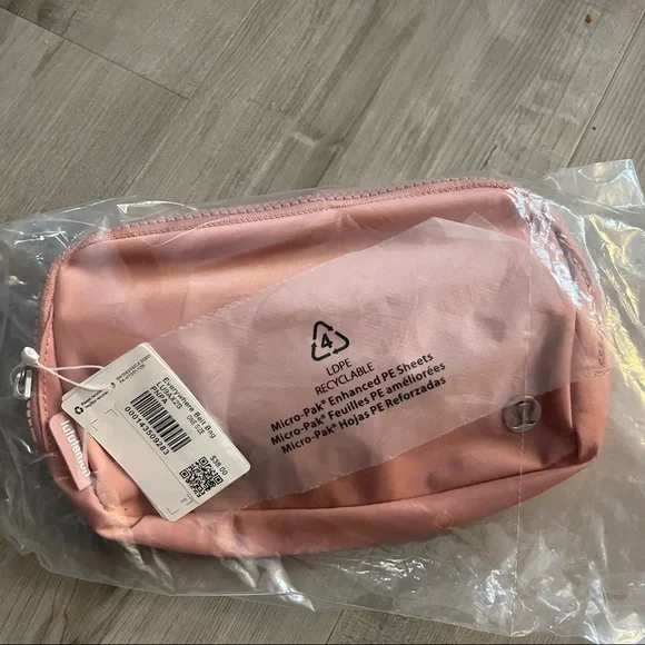 Lululemon Everywhere Belt Bag NWT - Picture 9 of 10